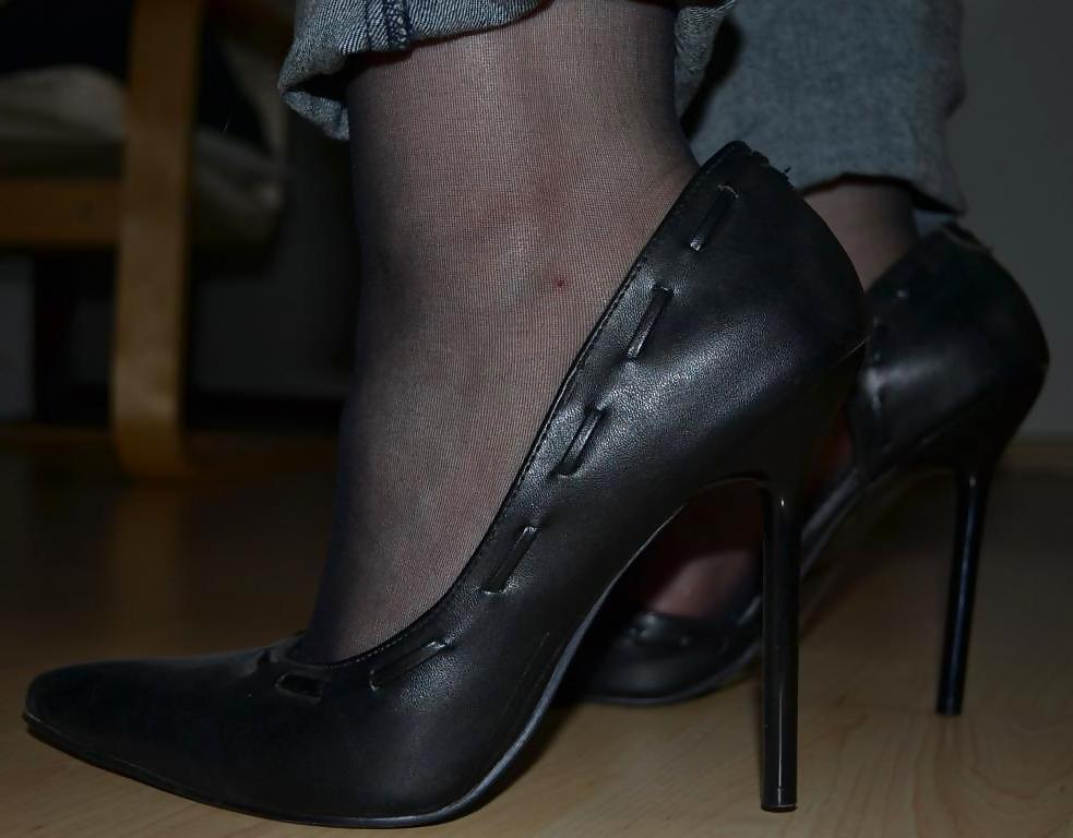 22P Jessica shows her nice Feet in Nylons and sexy Shoes