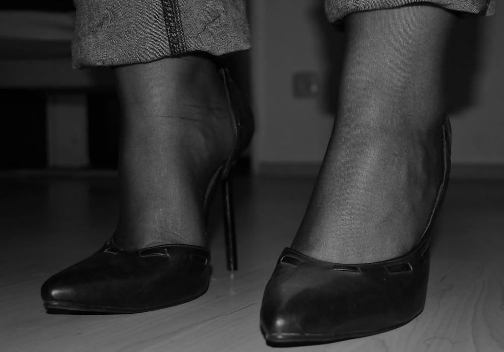 22P Jessica shows her nice Feet in Nylons and sexy Shoes