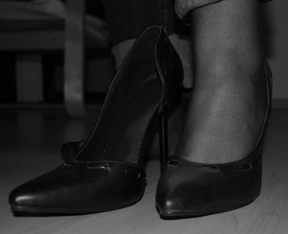 22P Jessica shows her nice Feet in Nylons and sexy Shoes