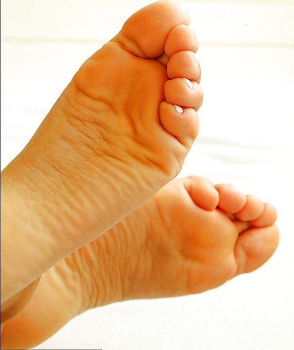25P Sexy girls FEET found online