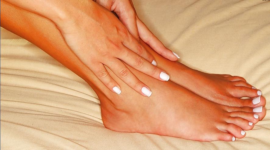 25P Sexy girls FEET found online