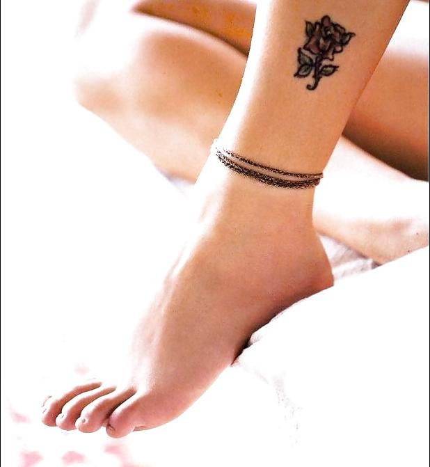 25P Sexy girls FEET found online