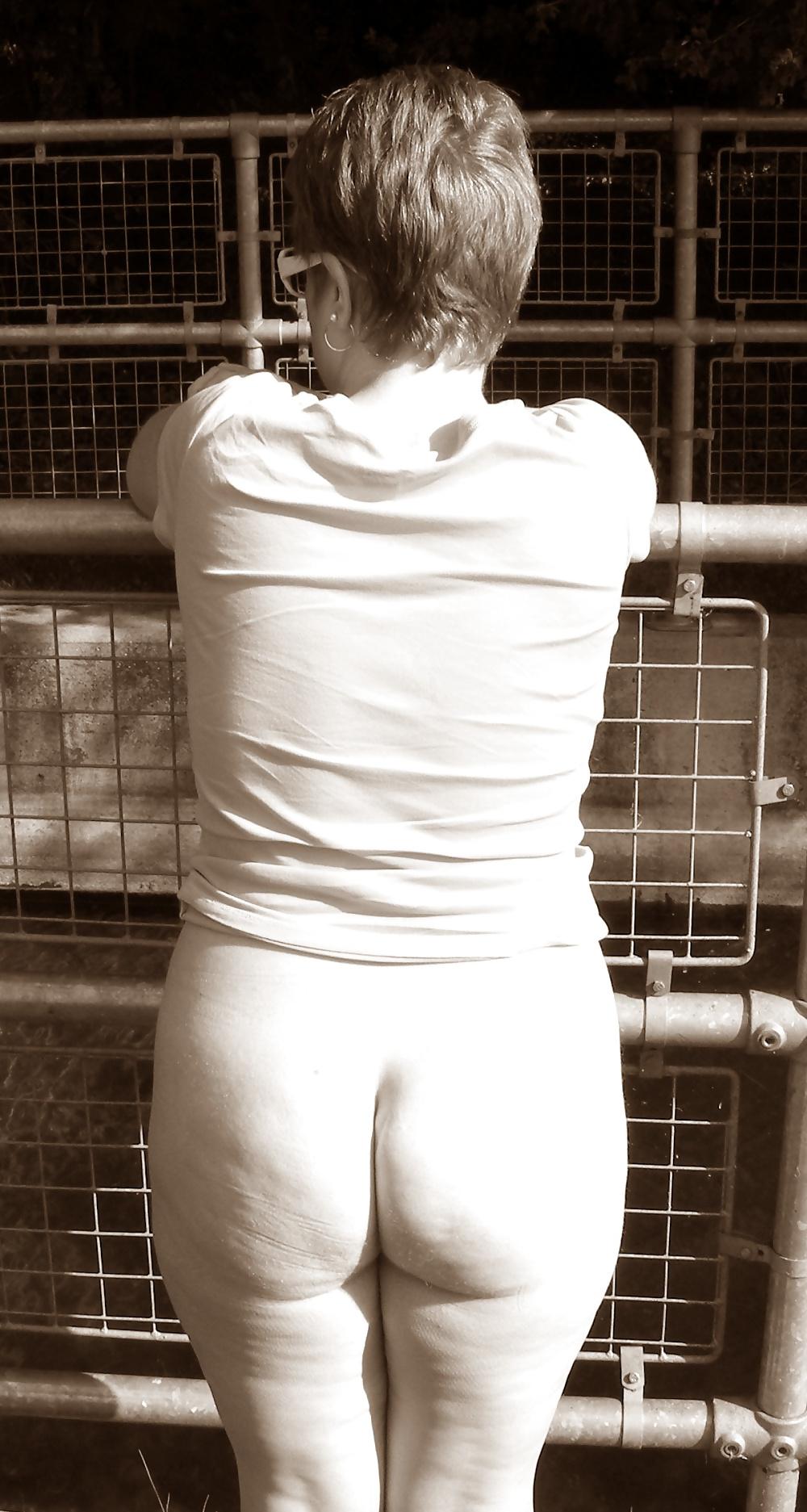 25P Artistic posing