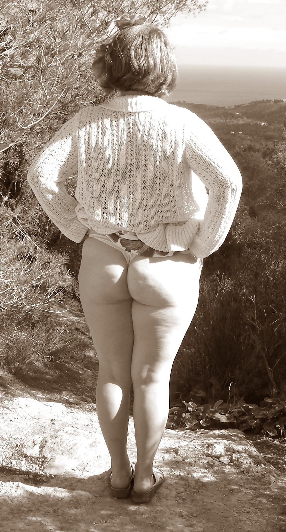 25P Artistic posing