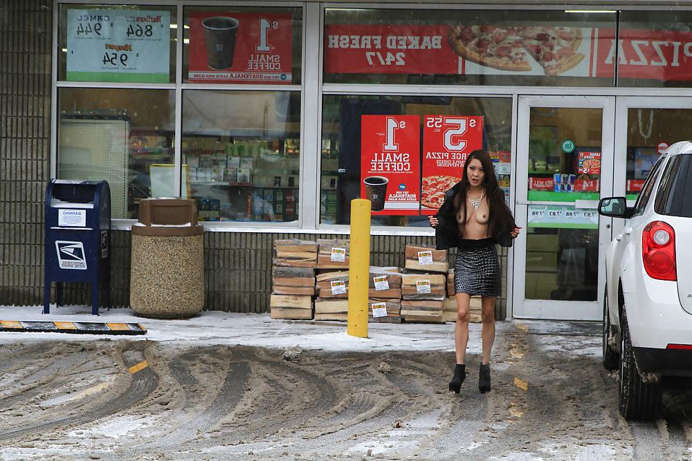25P Cute girls flashing an full naked outside