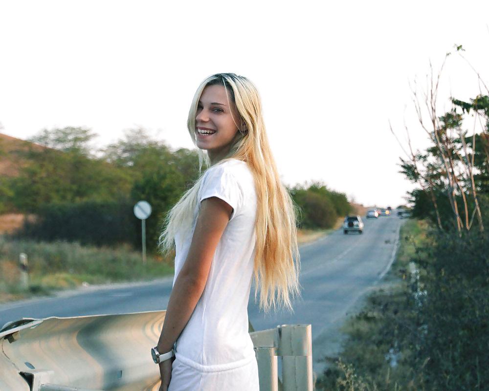 25P Cute girls flashing an full naked outside