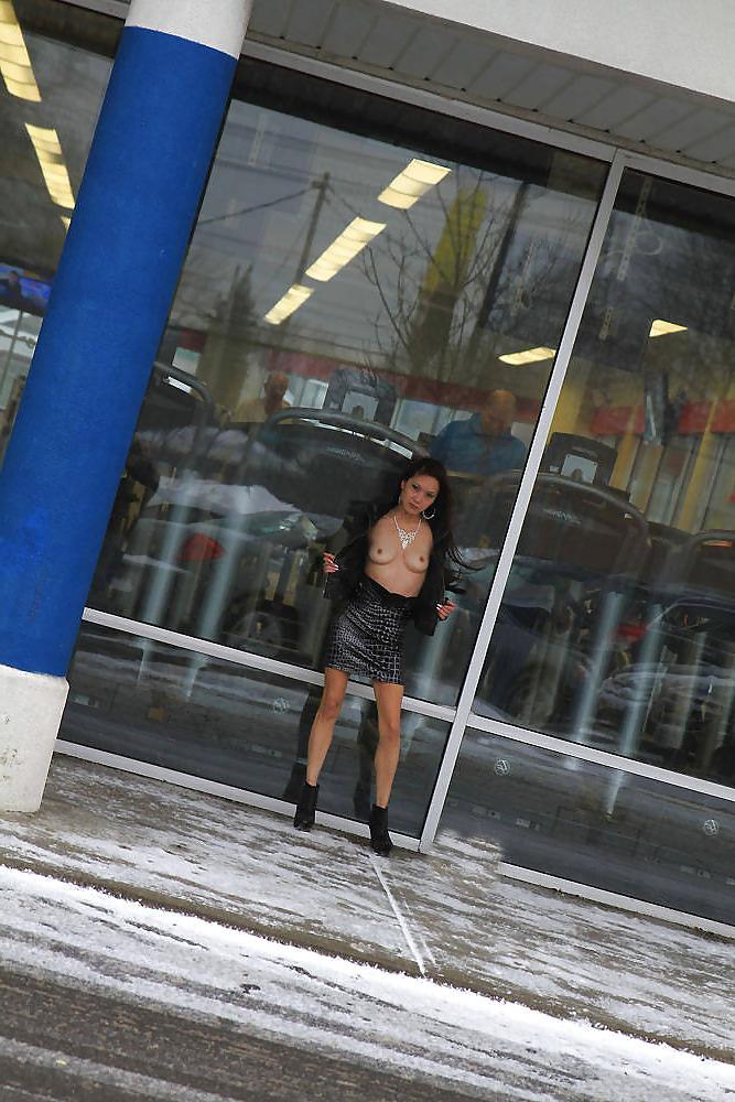 25P Cute girls flashing an full naked outside