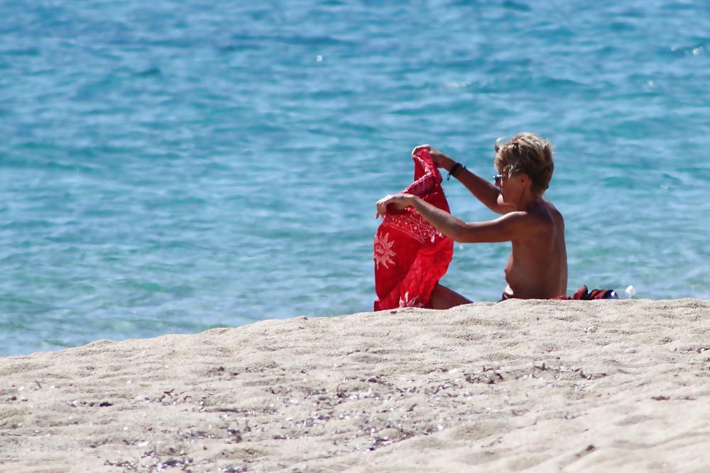22P Greece topless