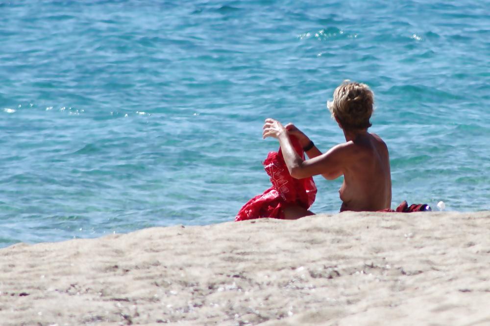 22P Greece topless