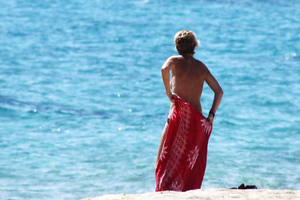 22P Greece topless