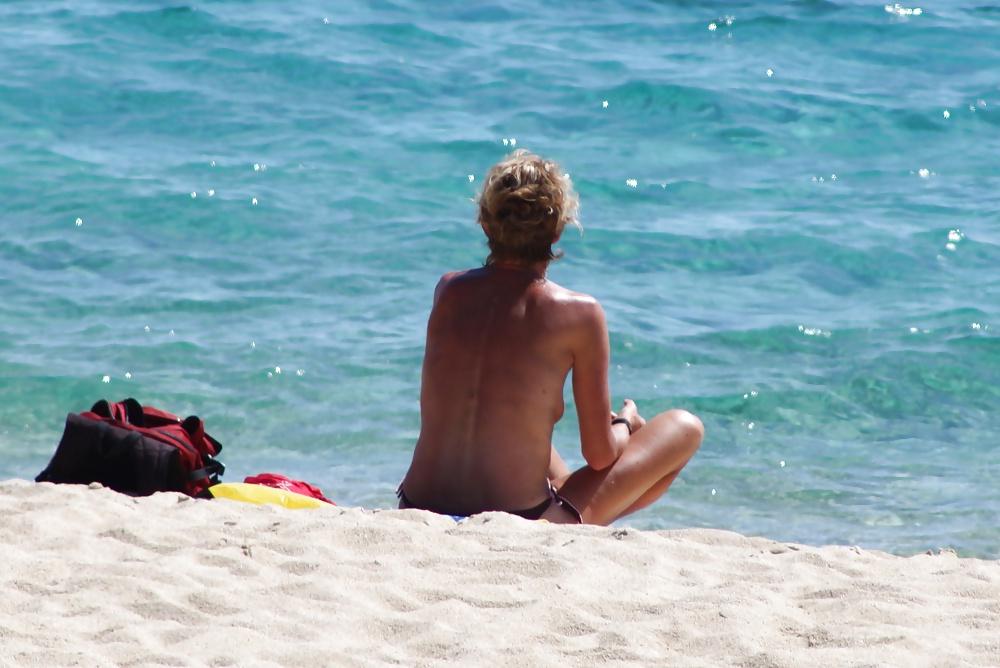 22P Greece topless