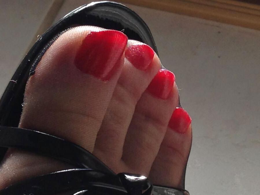 13P Granny nylon feet red nails