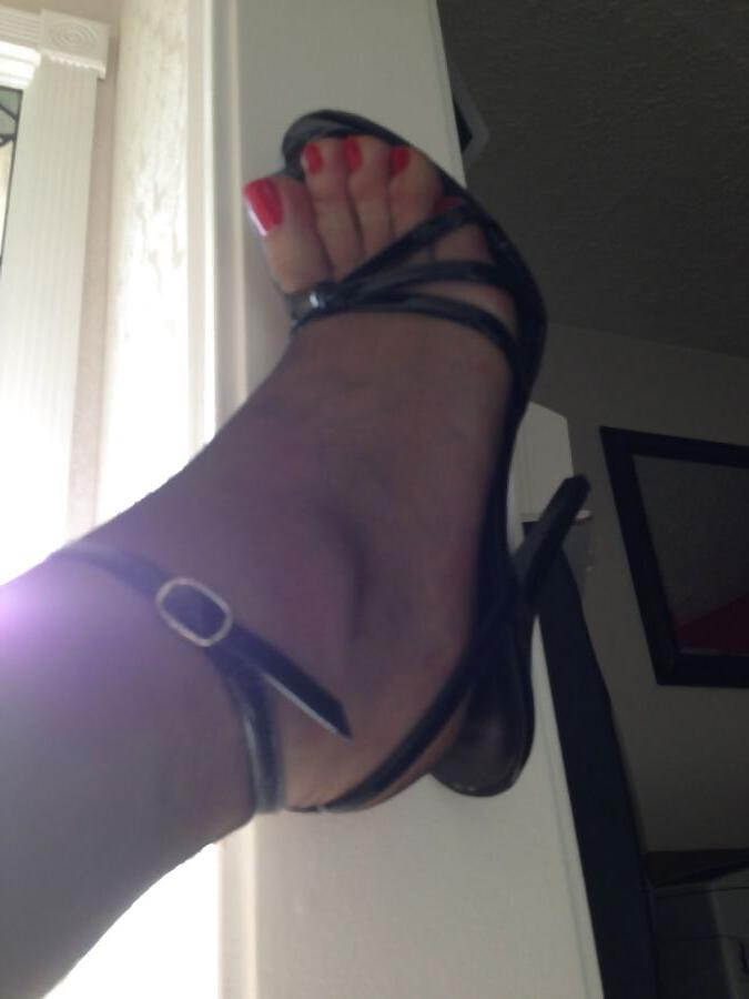13P Granny nylon feet red nails