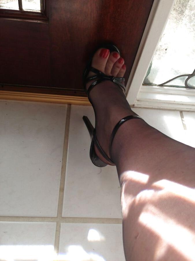13P Granny nylon feet red nails