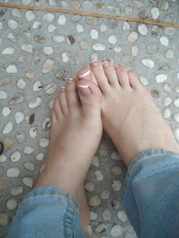 20P Selena Gomez feet
