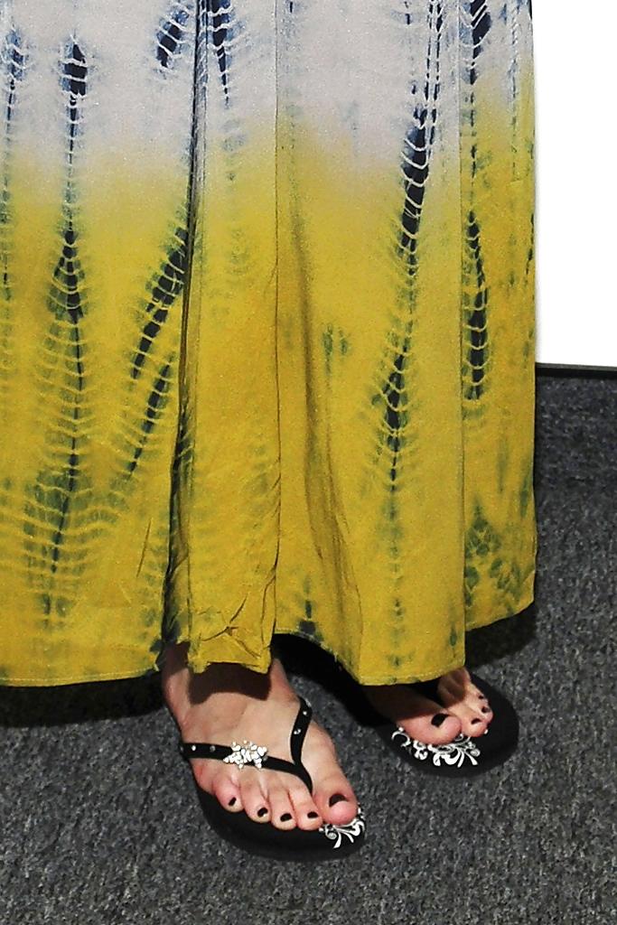 20P Selena Gomez feet