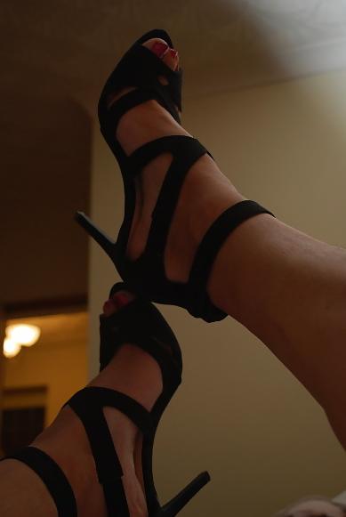 24P Naked feet and new heels