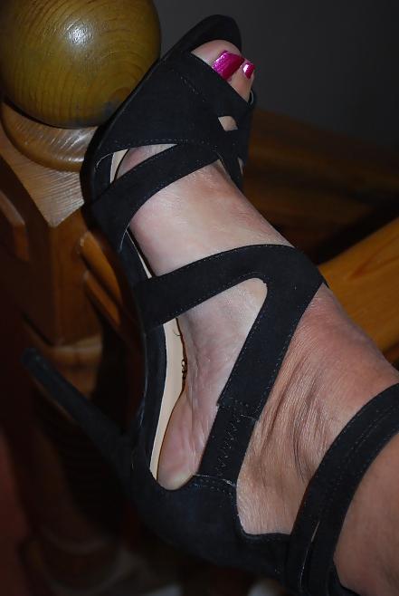 24P Naked feet and new heels