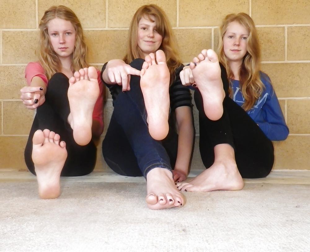 8P Three Blonde Sisters Teen Feet