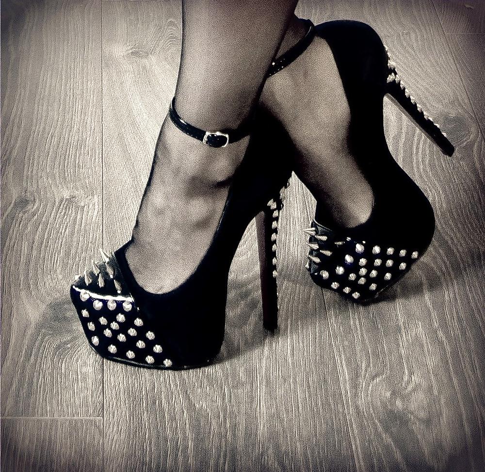 25P Sexy feet in high heels