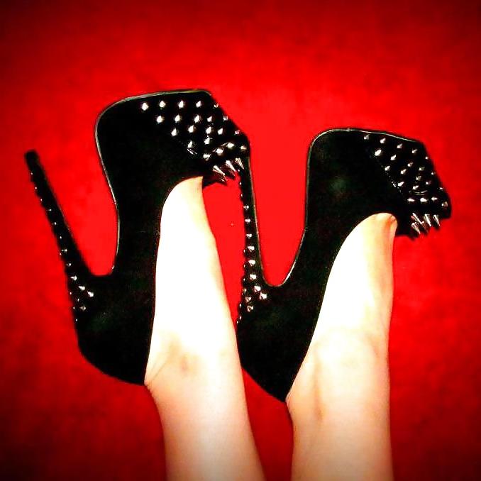 25P Sexy feet in high heels