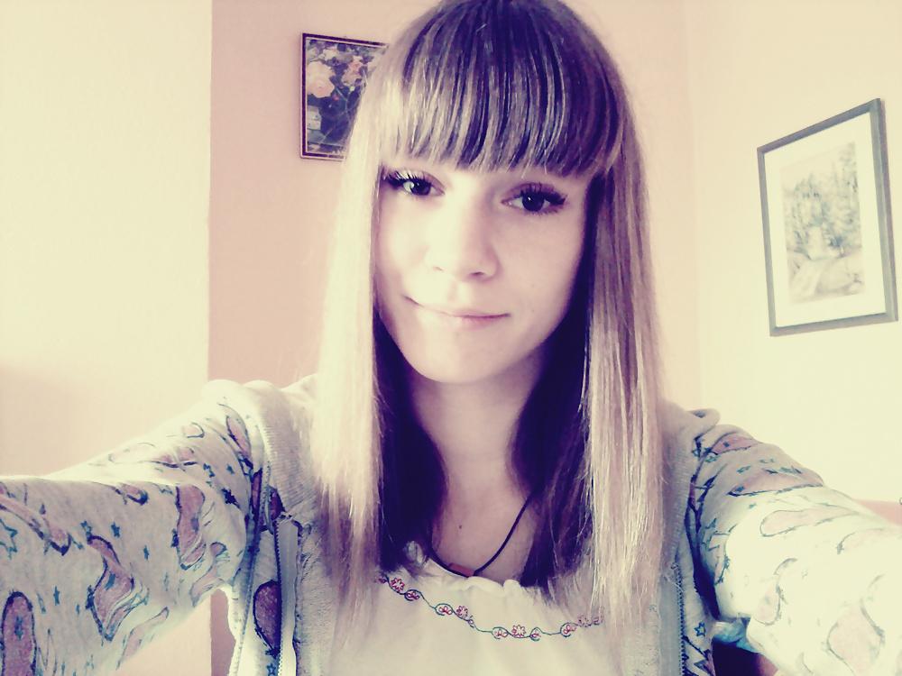 25P Cute blonde teen with bangs