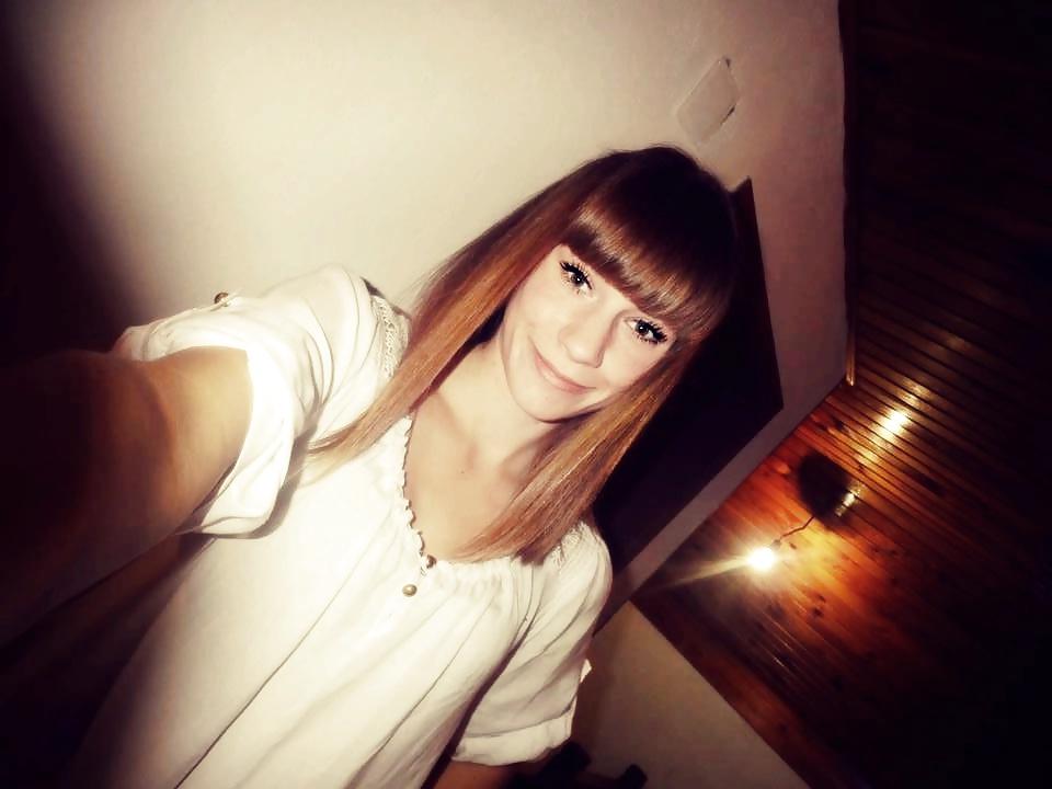 25P Cute blonde teen with bangs
