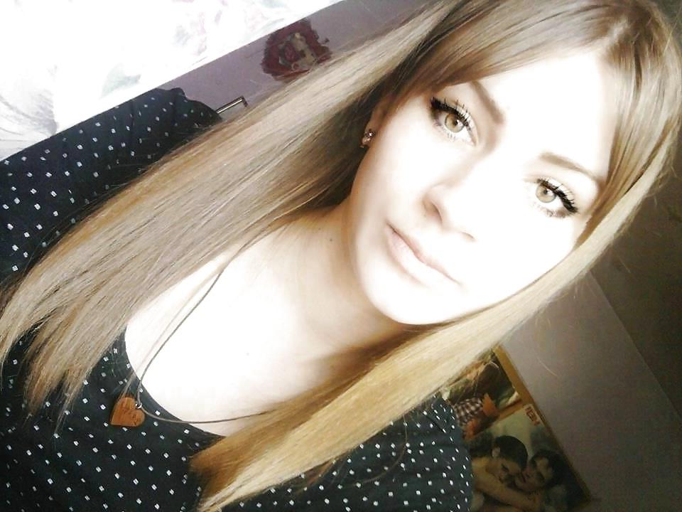 25P Cute blonde teen with bangs