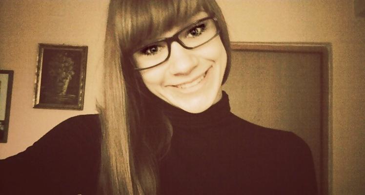 25P Cute blonde teen with bangs