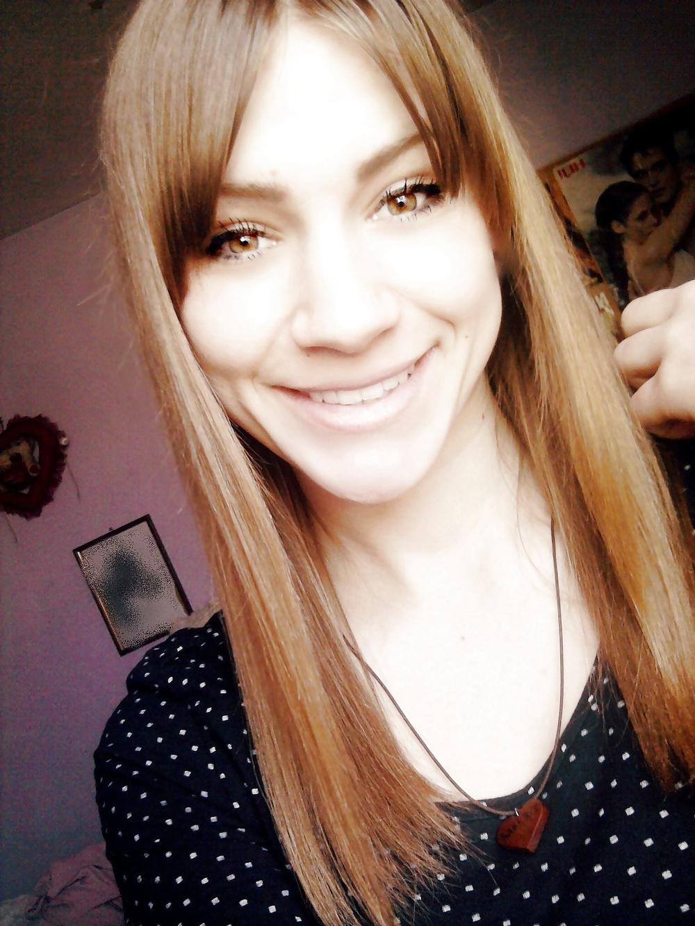 25P Cute blonde teen with bangs