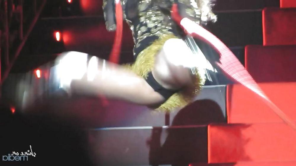 25P Selena Gomez - She is a Bitch on stage