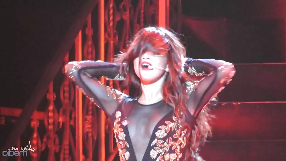 25P Selena Gomez - She is a Bitch on stage