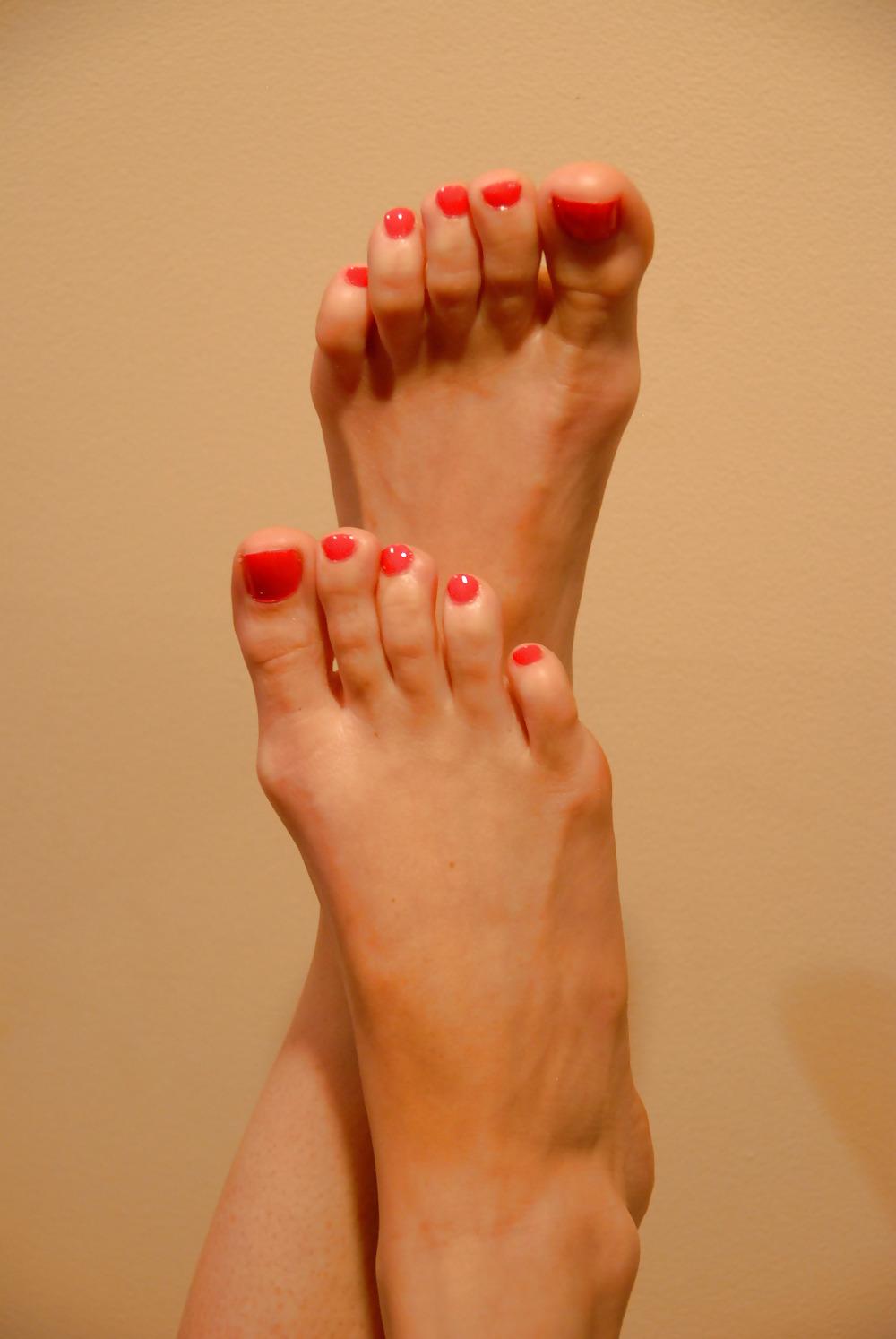 25P Vf milf feet red nails