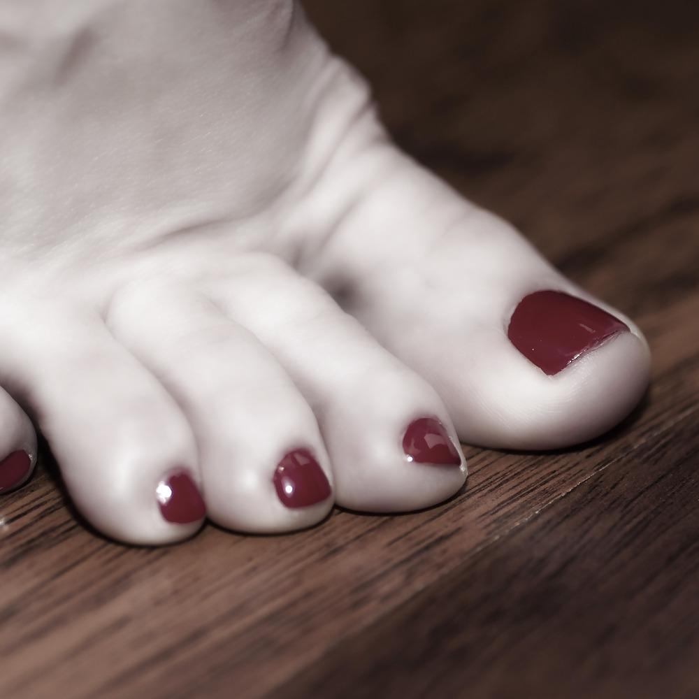 25P Vf milf feet red nails