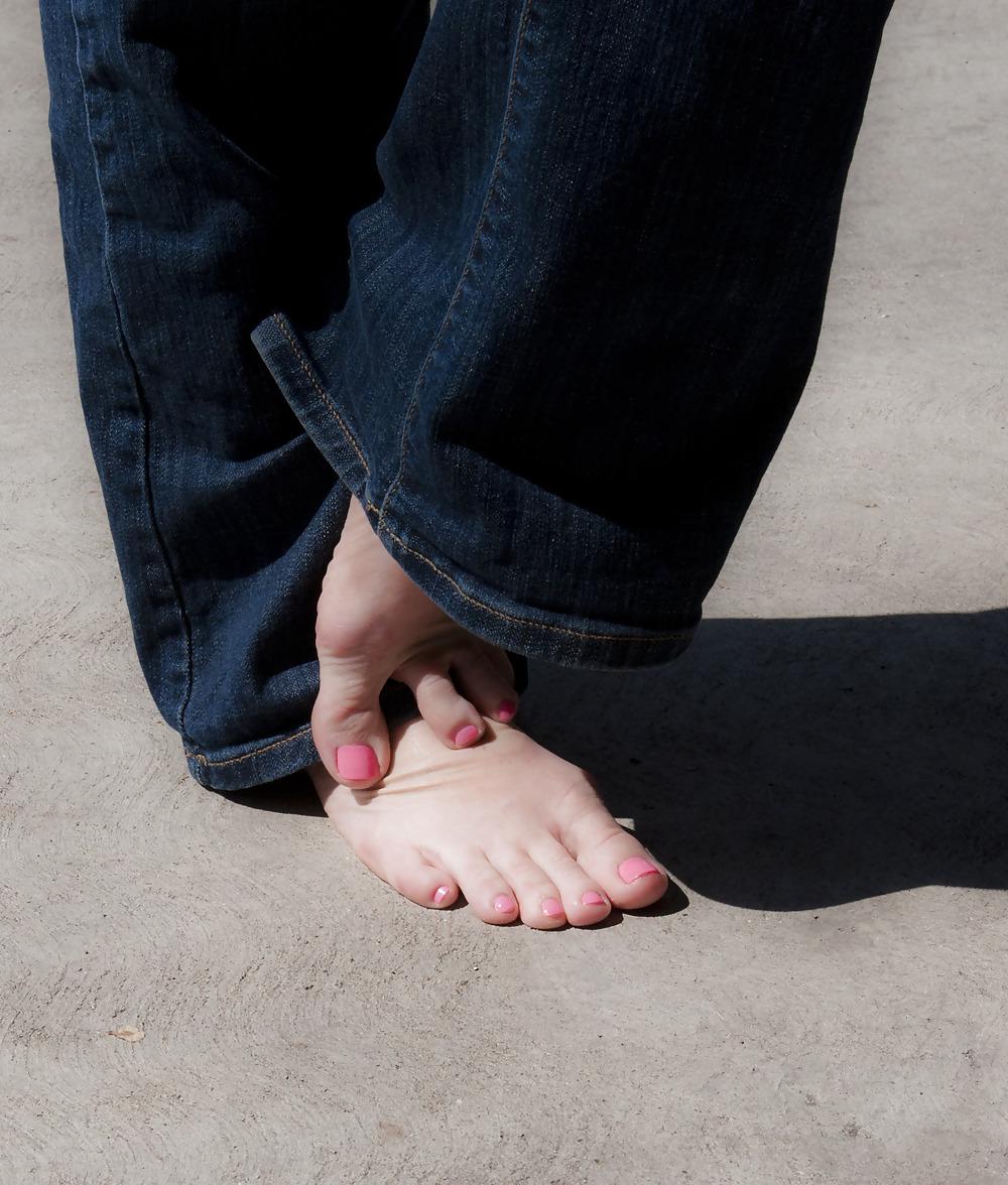25P Vf milf feet red nails