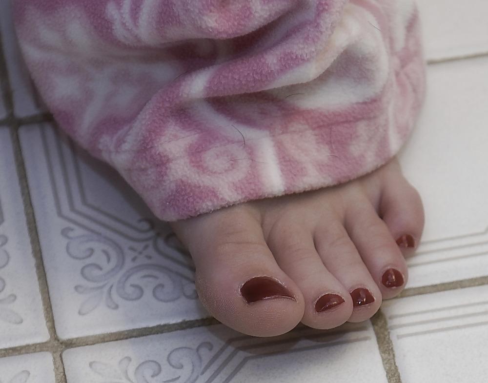 25P Vf milf feet red nails