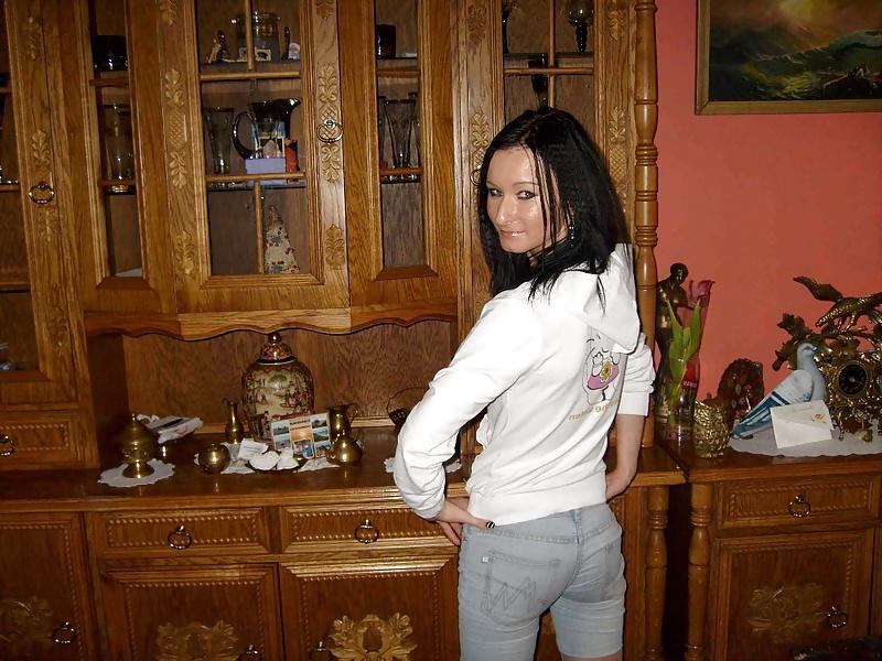 16P Brunette Bitch