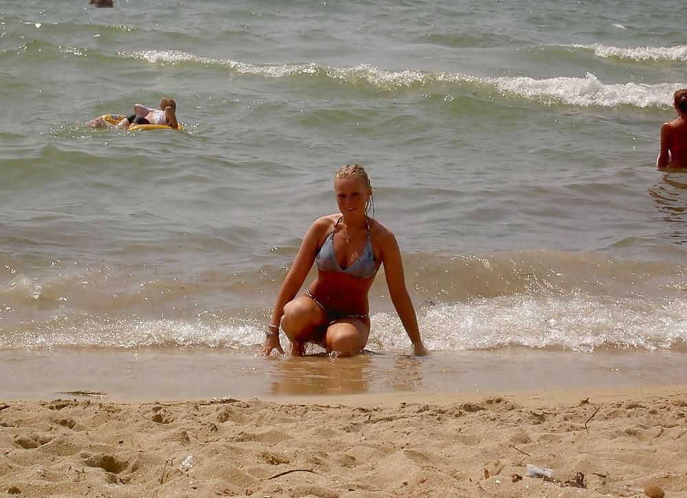 25P Cute Blonde undresses on Vacation