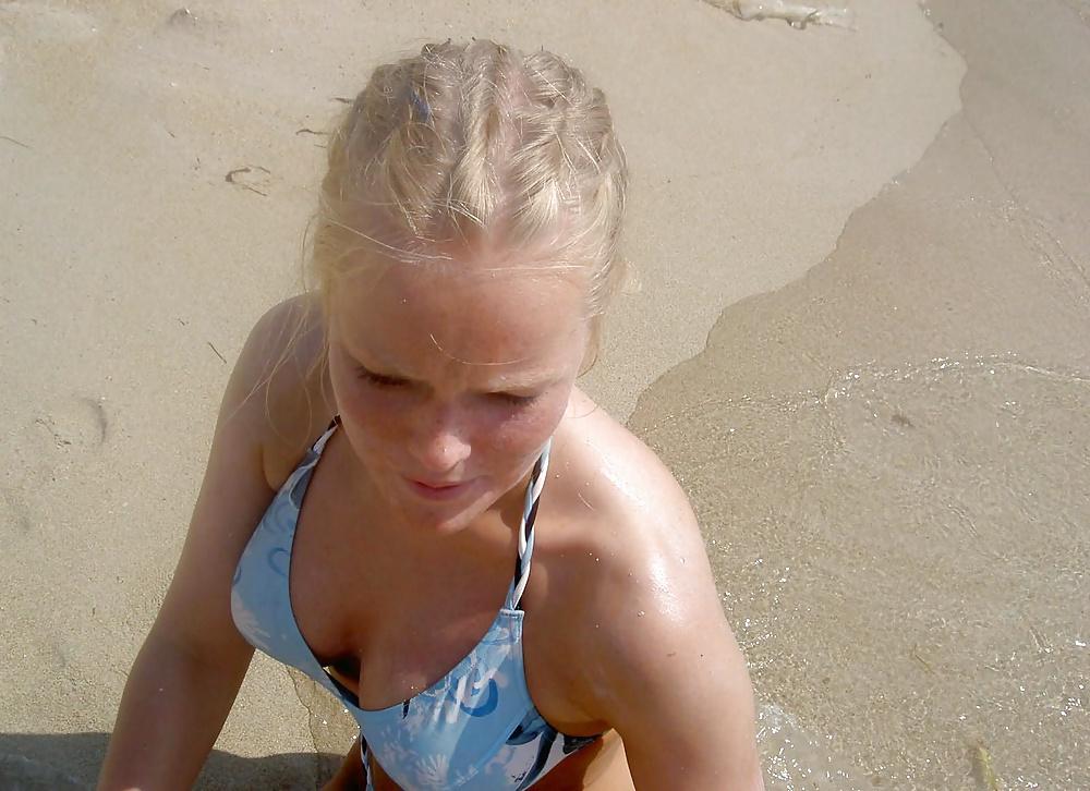 25P Cute Blonde undresses on Vacation