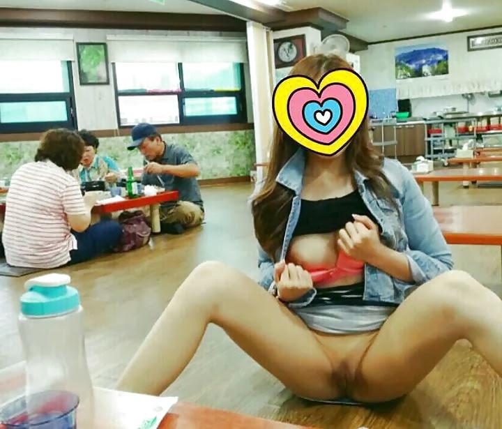 20P Korean girl flashing in public