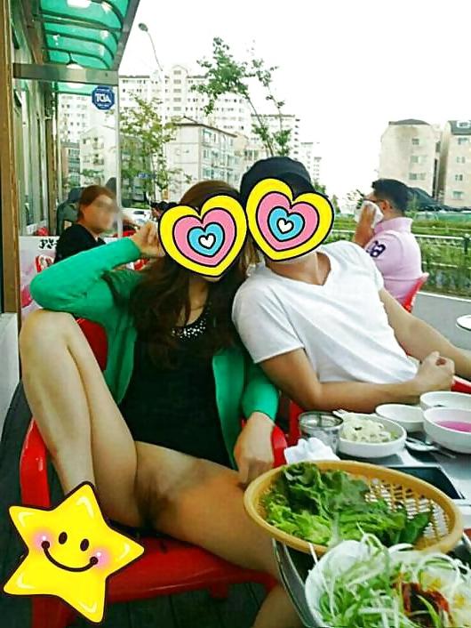 20P Korean girl flashing in public