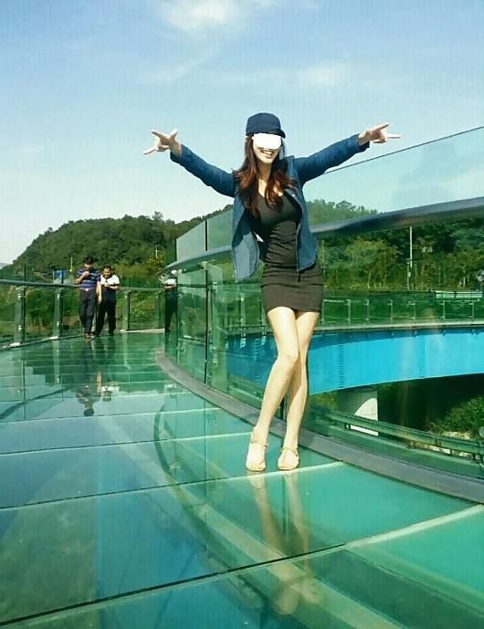 20P Korean girl flashing in public