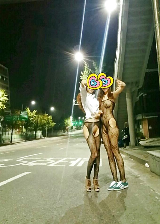 20P Korean girl flashing in public