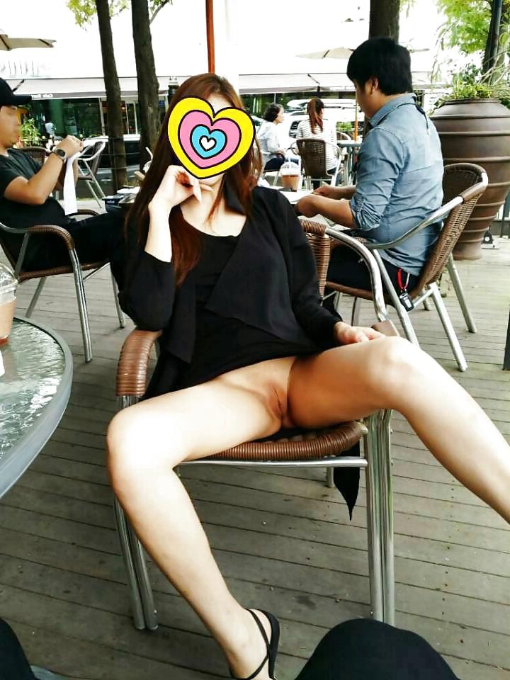 20P Korean girl flashing in public