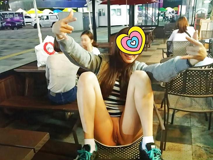 20P Korean girl flashing in public