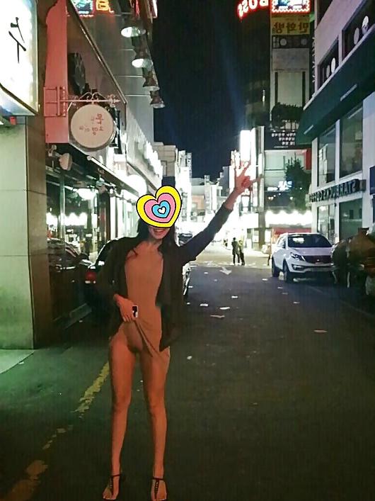 20P Korean girl flashing in public
