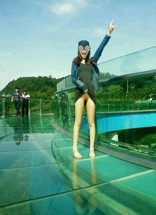 20P Korean girl flashing in public