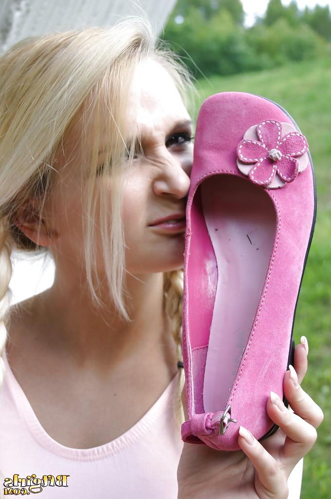 11P Hot blonde with sexy feet