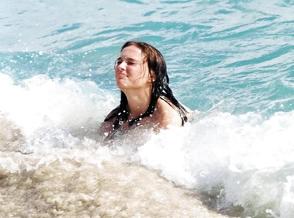 25P Natalie Portman - topless at the beach, January 2000