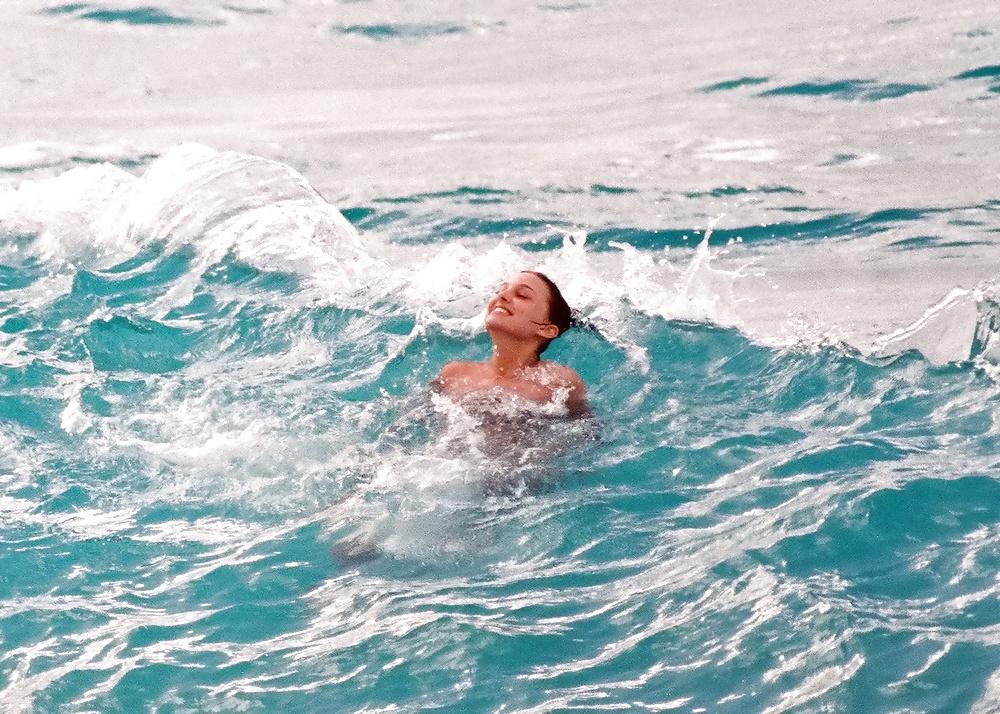 25P Natalie Portman - topless at the beach, January 2000